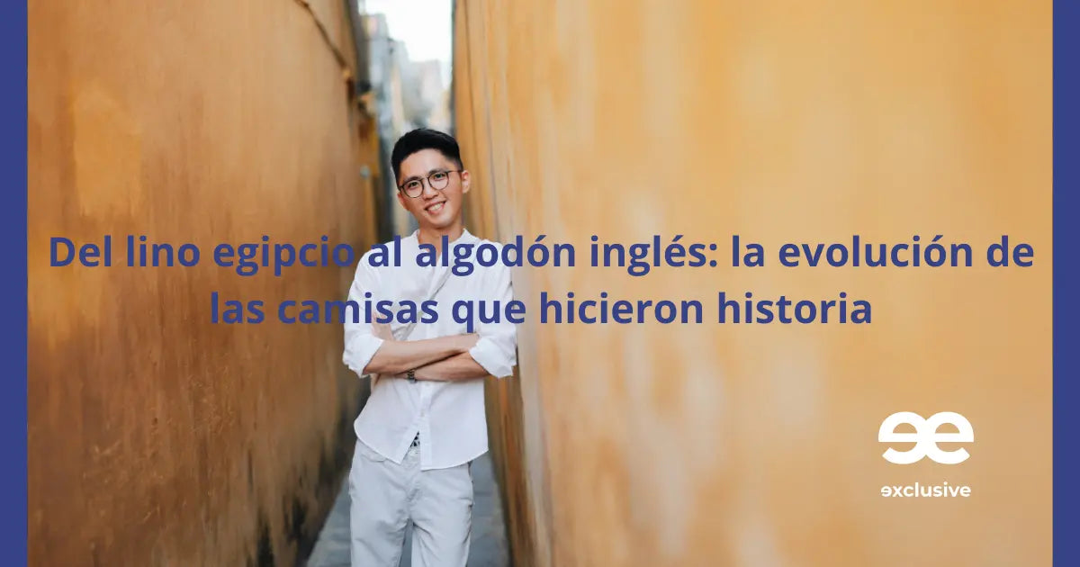 Hombre con camisa blanca sonriendo en entorno urbano cálido, reflejando el estilo elegante y natural de EE Exclusive.