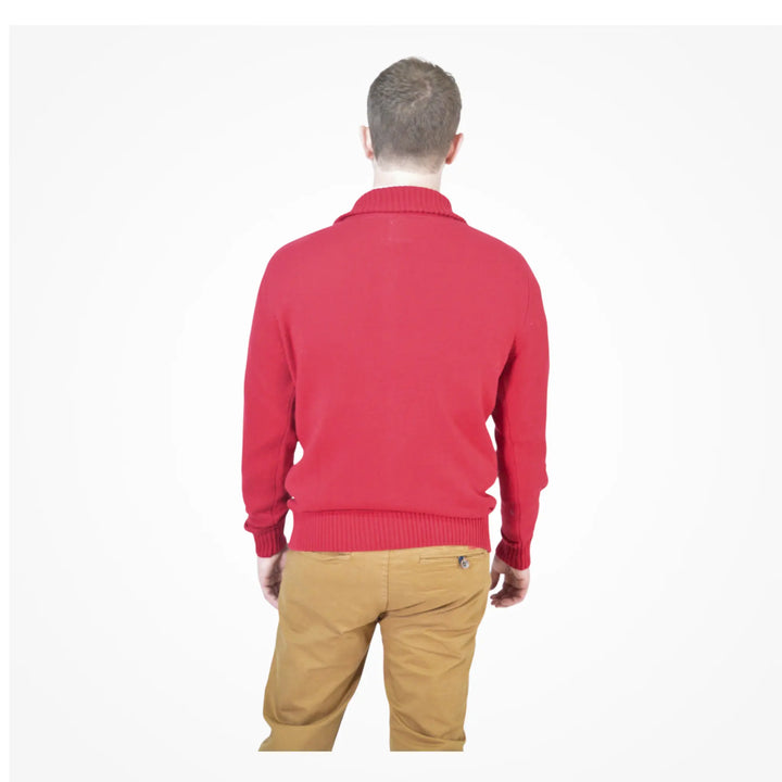 Cárdigan rojo para hombre EE Exclusive visto desde atrás, tejido de punto y acabado premium.