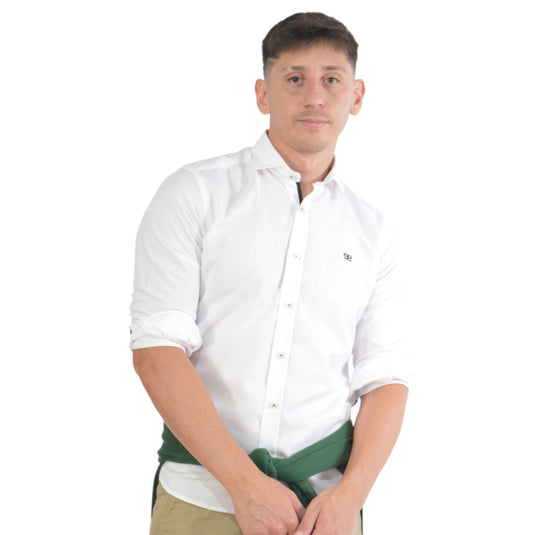 detalle logo bordado camisa blanca algodón texturizado hombre EE Exclusive