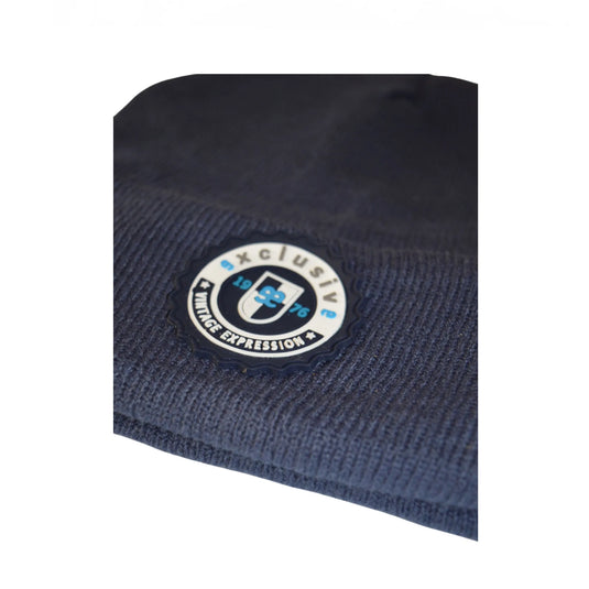 detalle logo EE Exclusive en gorro azul  oscro Miñóns para hombre
