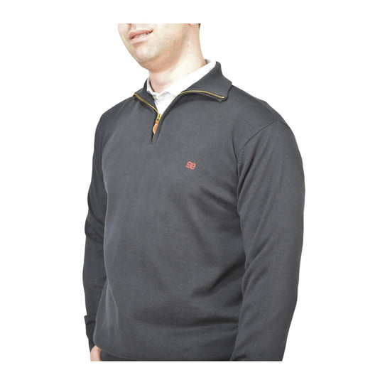 Detalle del pecho y cremallera del jersey azul marino con logo bordado EE Exclusive.