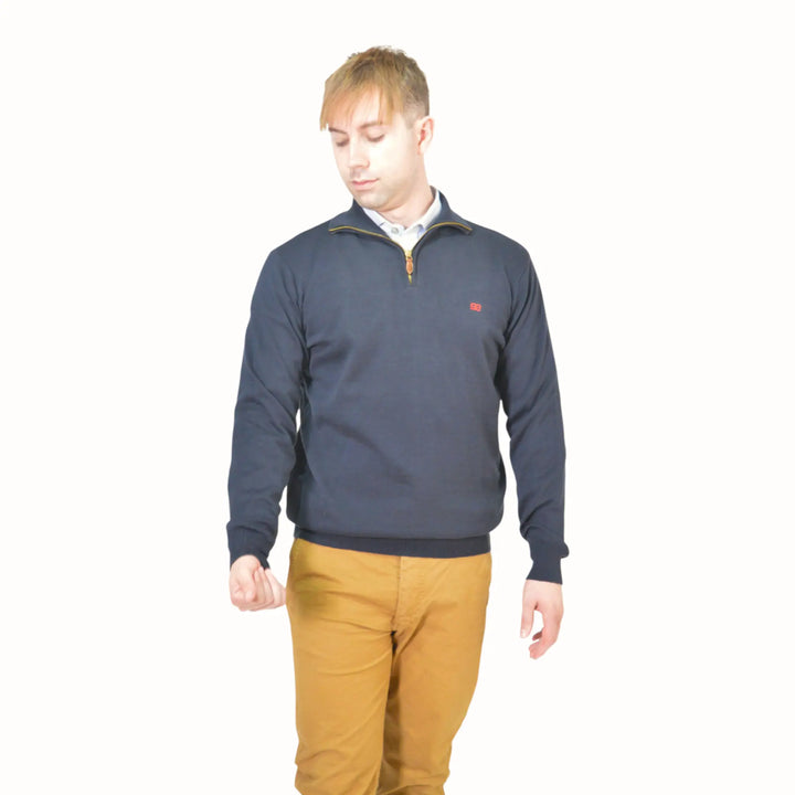 Hombre con jersey azul marino mirando hacia abajo, estilo casual elegante EE Exclusive.