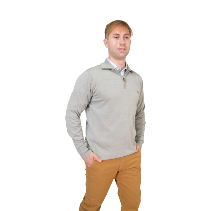 Jersey gris de hombre EE Exclusive visto de perfil, estilo casual con media cremallera.