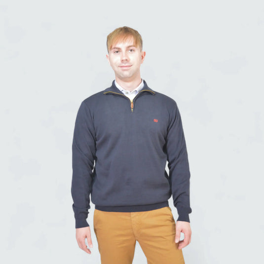 Hombre con jersey azul marino de EE Exclusive, vista frontal, estilo urbano elegante.