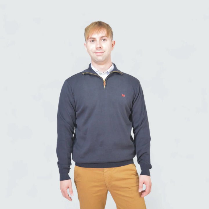 Hombre con jersey azul marino de EE Exclusive, vista frontal, estilo urbano elegante.