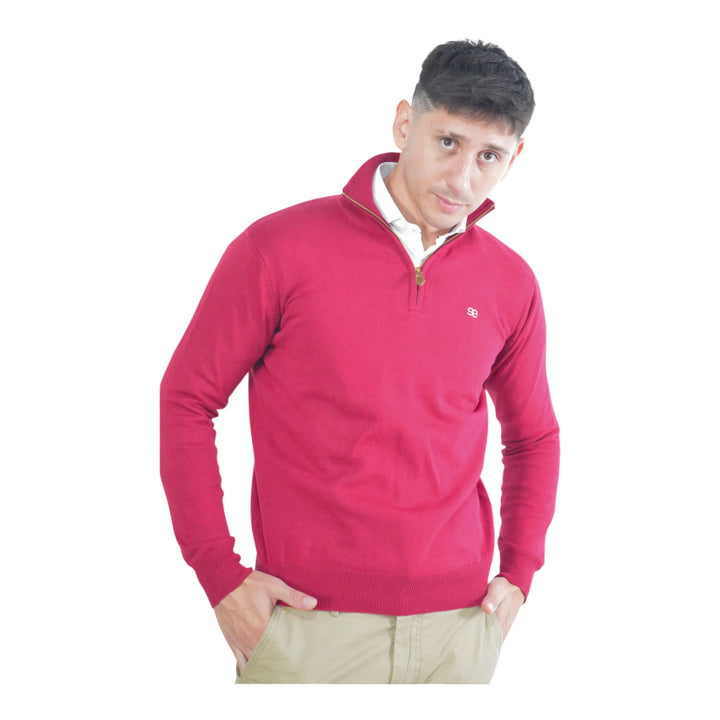 Detalle del cuello y textura del jersey Kilagi color cereza, diseño de inspiración urbana.