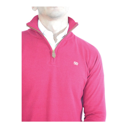 Detalle del logo bordado y cremallera del jersey Kilagi color cereza de EE Exclusive.