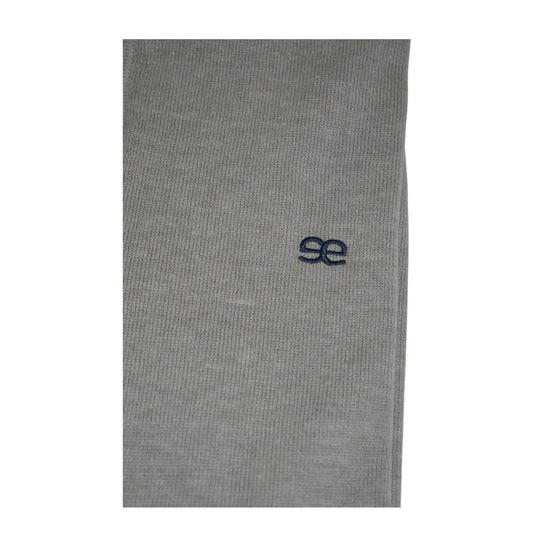 Jersey gris Kilagi de EE Exclusive con logo bordado azul marino en el pecho.