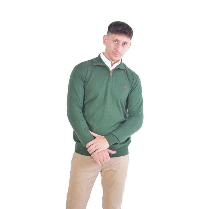 Jersey Kilagi verde de media cremallera para hombre – detalle frontal con cuello abierto.