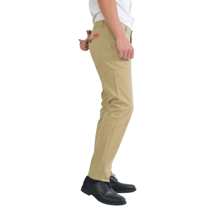 Pantalón chino Ginebre EE Exclusive, detalle lateral con bolsillos y costuras definidas.