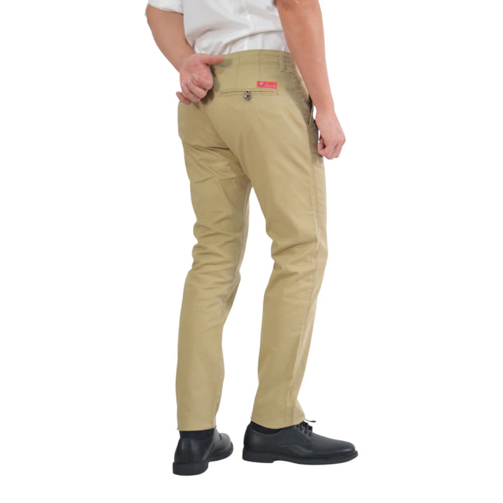 Vista trasera del pantalón chino Ginebre EE Exclusive con etiqueta y bolsillo con botón.