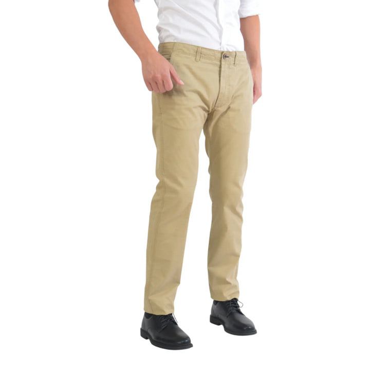 Pantalón chino Ginebre EE Exclusive, vista frontal con camisa blanca combinada.