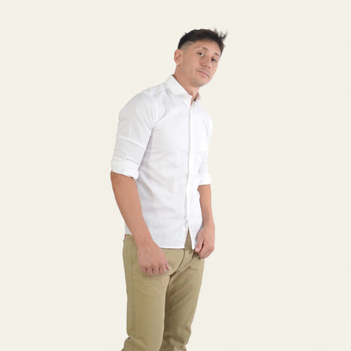 Pantalón chino Ginebre para hombre EE Exclusive, estilo casual combinado con camisa blanca.