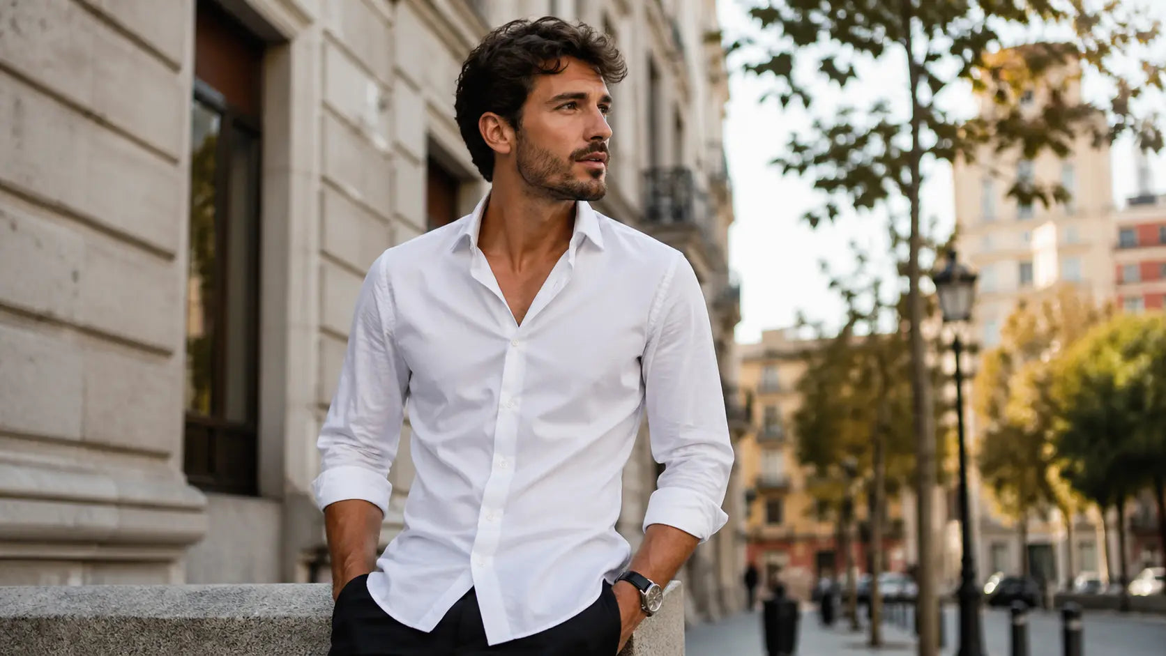 Hombre con camisa blanca elegante y pantalón oscuro en look casual sofisticado fácil de combinar para vestir bien en el día a día