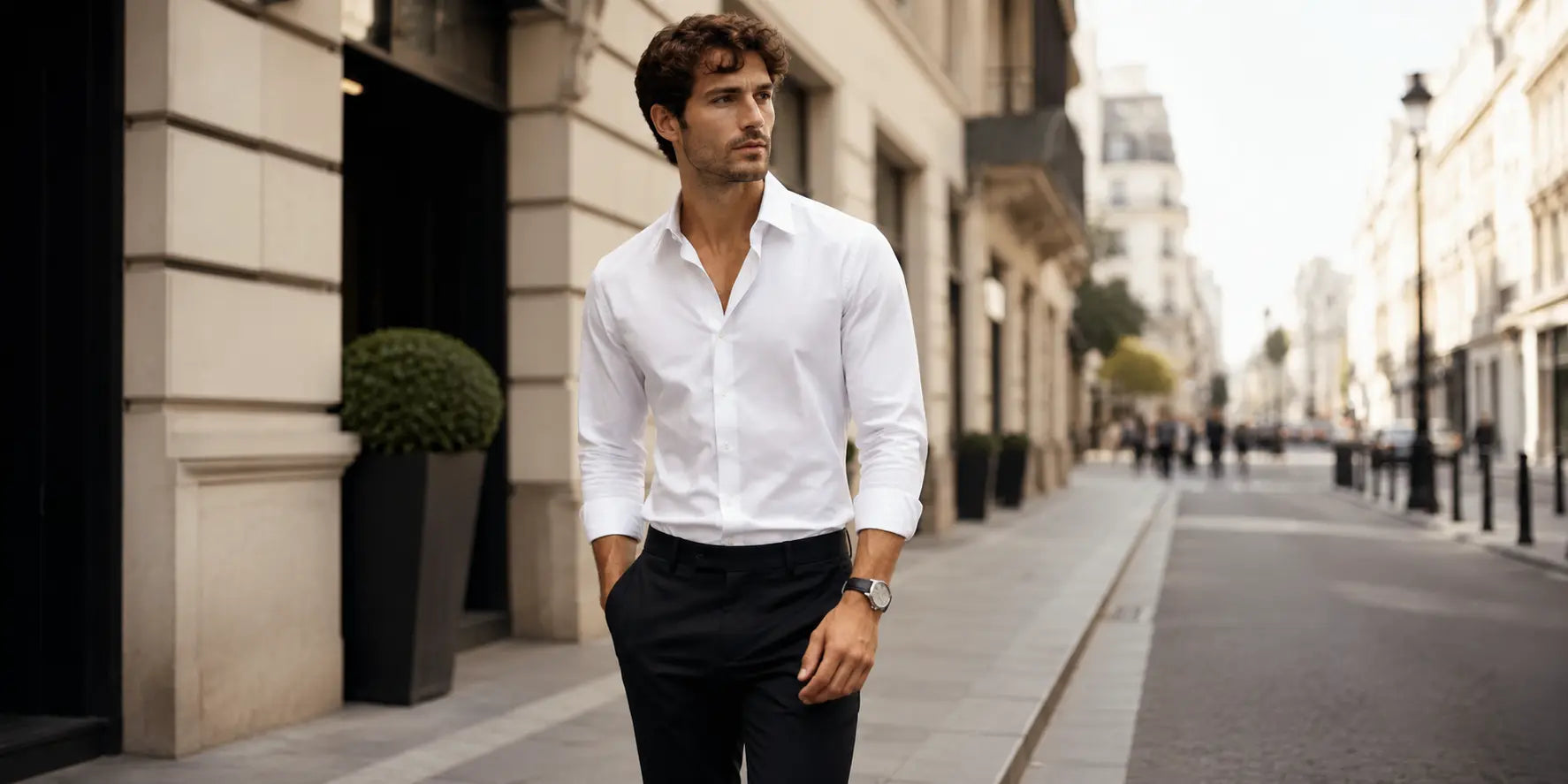 Hombre con camisa blanca elegante y ajuste premium caminando por la ciudad con estilo urbano sofisticado ideal para looks masculinos versátiles
