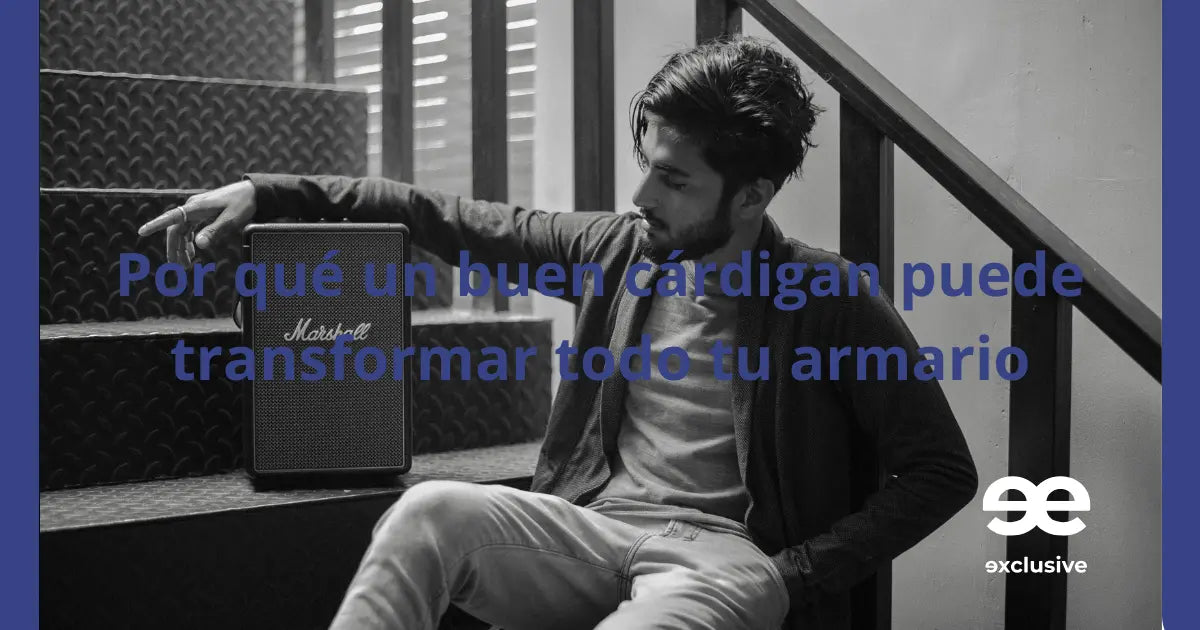 Hombre con cárdigan fino sentado en escalera urbana en ambiente elegante y relajado