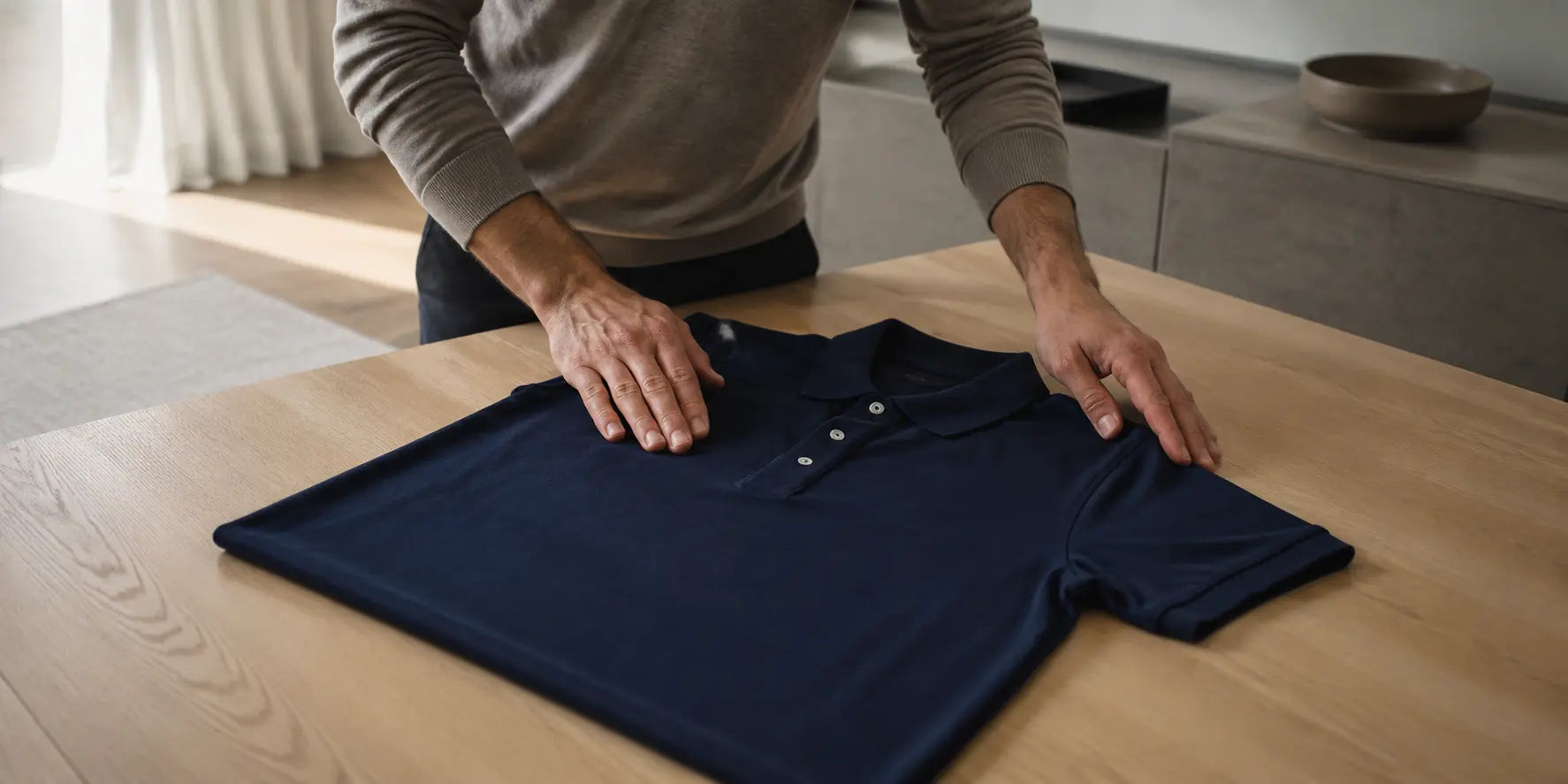 Hombre preparando un polo azul marino para conservar su forma y color