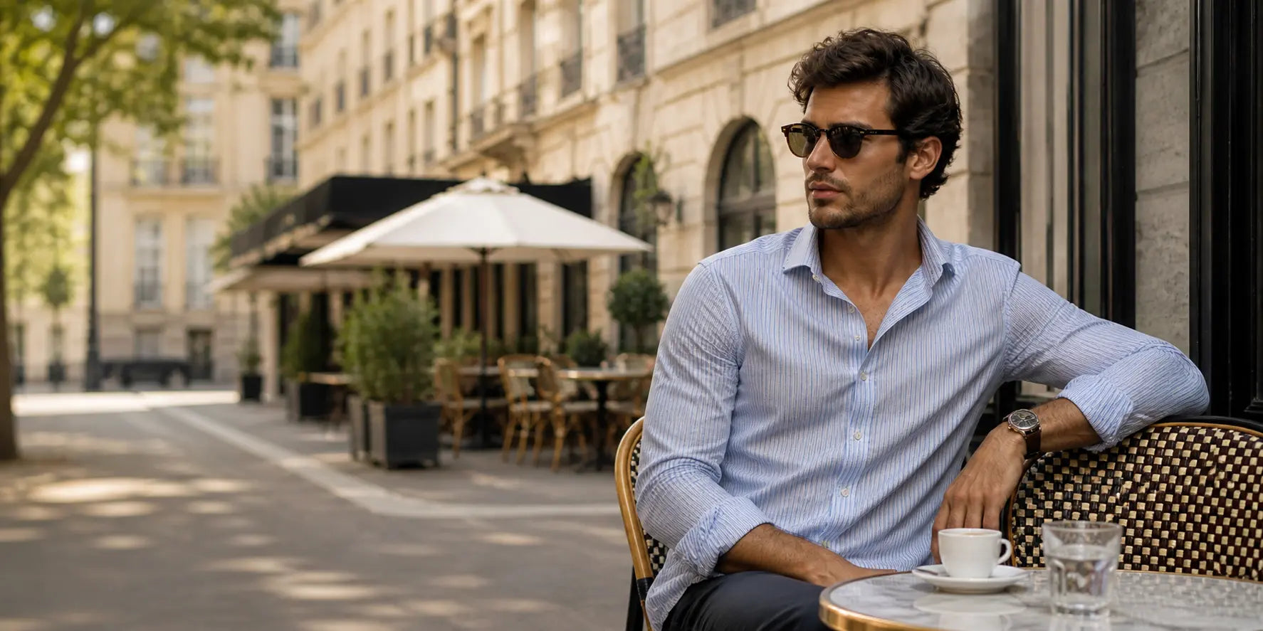 hombre con camisa elegante en terraza urbana cómo elegir camisa perfecta para un estilo cómodo y sofisticado