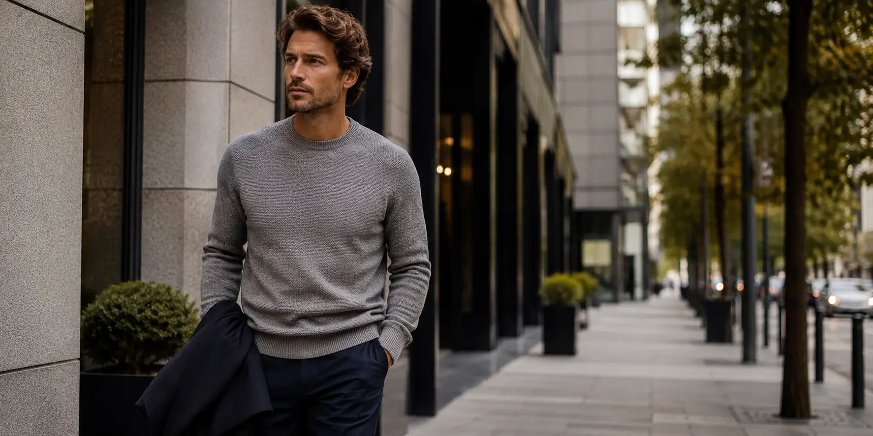 Hombre con jersey elegante de calidad en un entorno urbano sofisticado