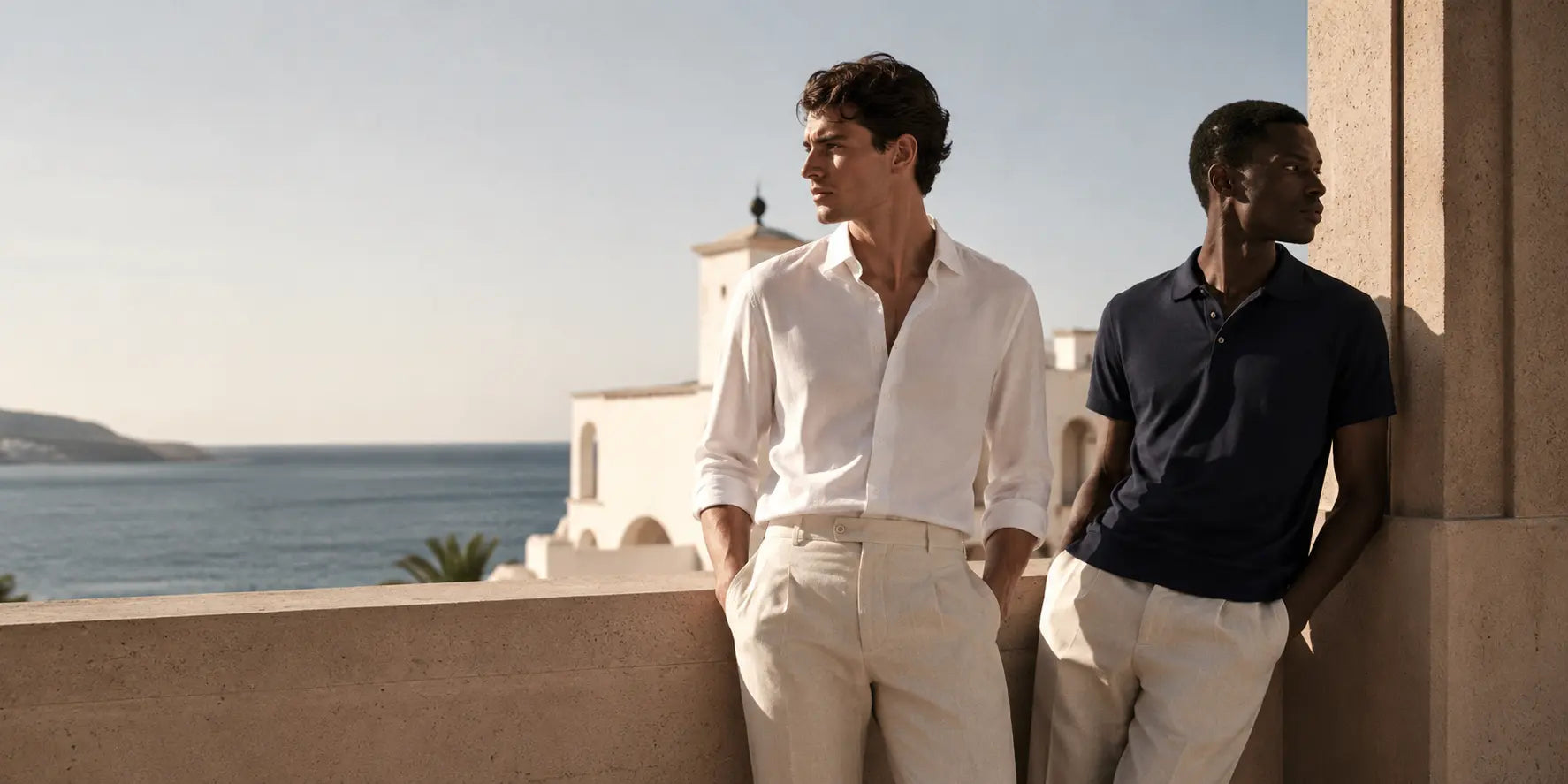 Hombres con camisa blanca y polo azul marino en un look elegante de verano para vestir con estilo sin pasar calor.