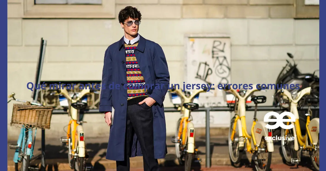 Hombre caminando por la ciudad con jersey de punto, estilo urbano elegante