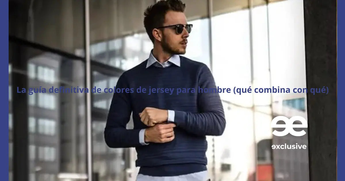 Hombre urbano con jersey azul marino, ejemplo de combinación elegante y atemporal
