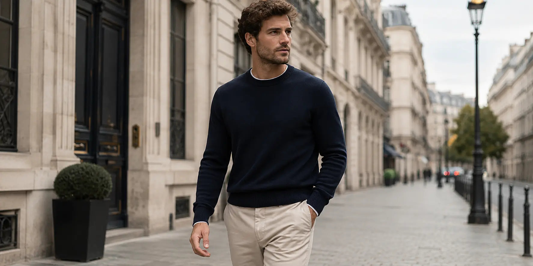 Hombre con jersey azul marino en un look masculino elegante y urbano