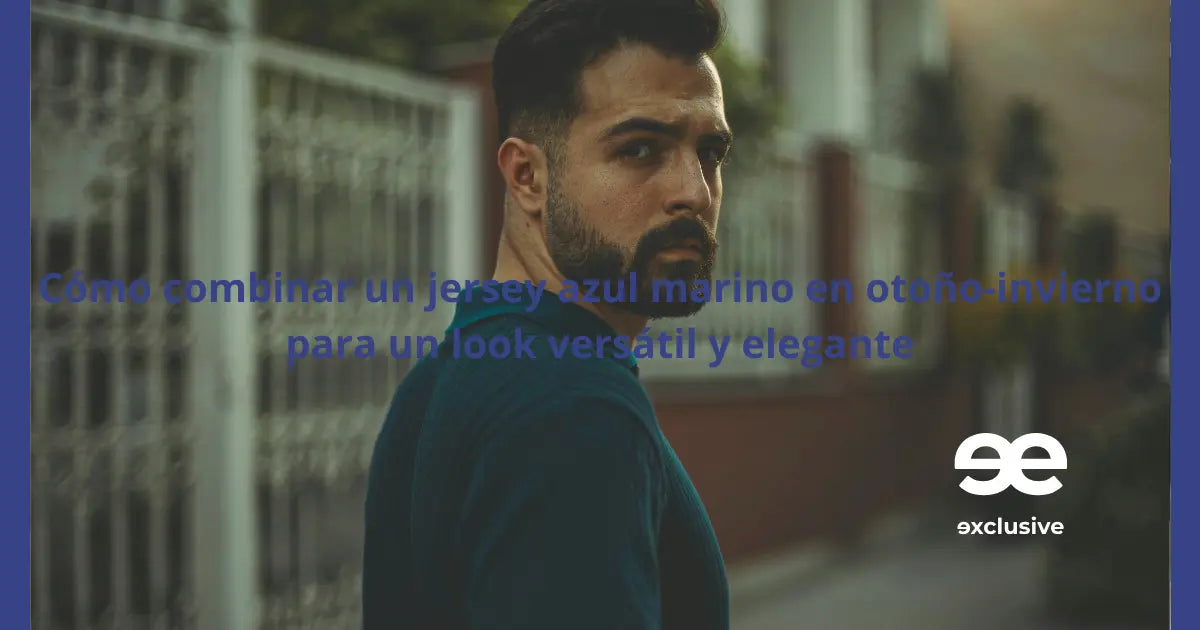 Hombre con jersey azul marino caminando por la ciudad con estilo elegante y urbano