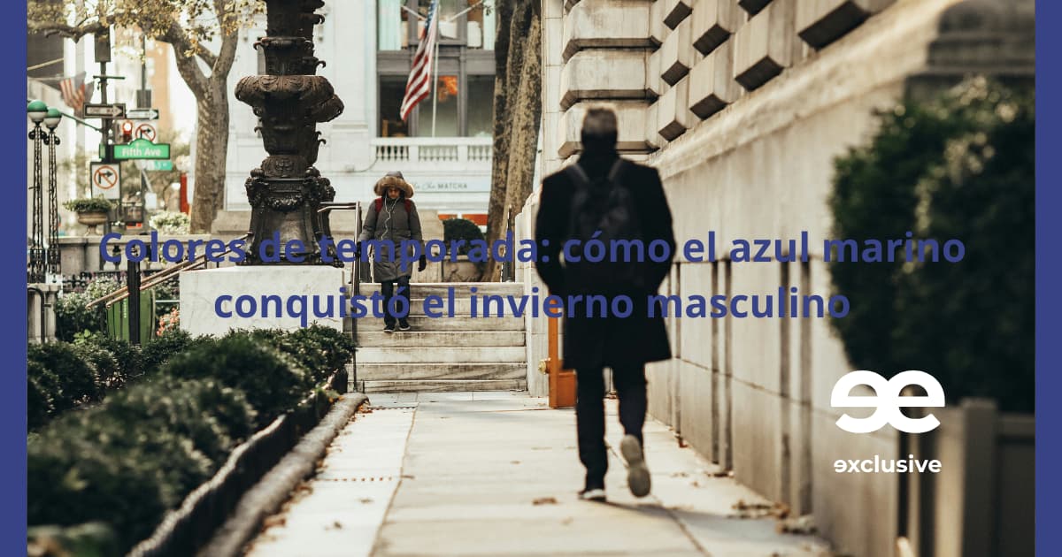 Hombre caminando por la ciudad con abrigo azul marino durante el invierno, estilo urbano elegante de EE Exclusive