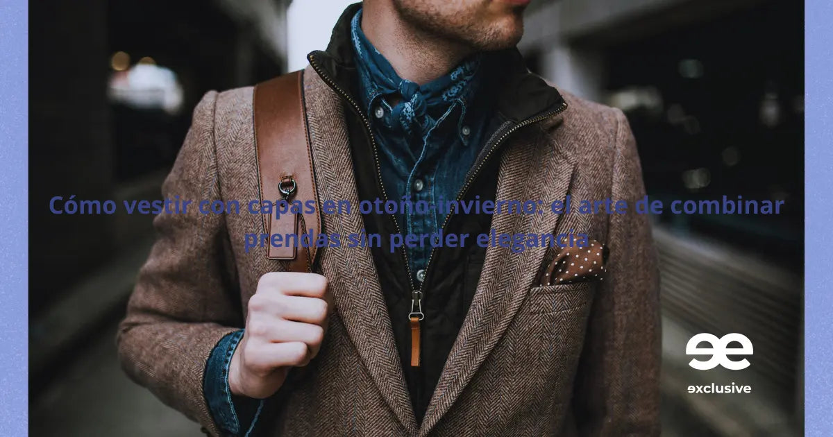 Hombre con look de capas en otoño-invierno llevando camisa denim, chaqueta acolchada y abrigo marrón