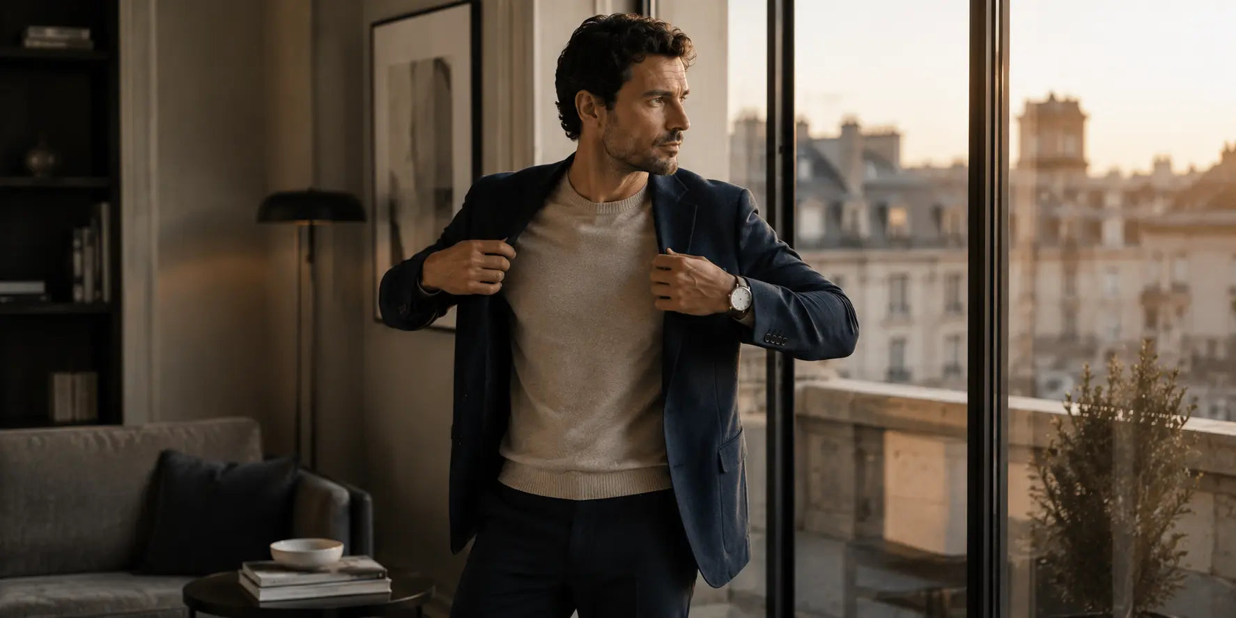 Hombre transformando un look casual en uno sofisticado