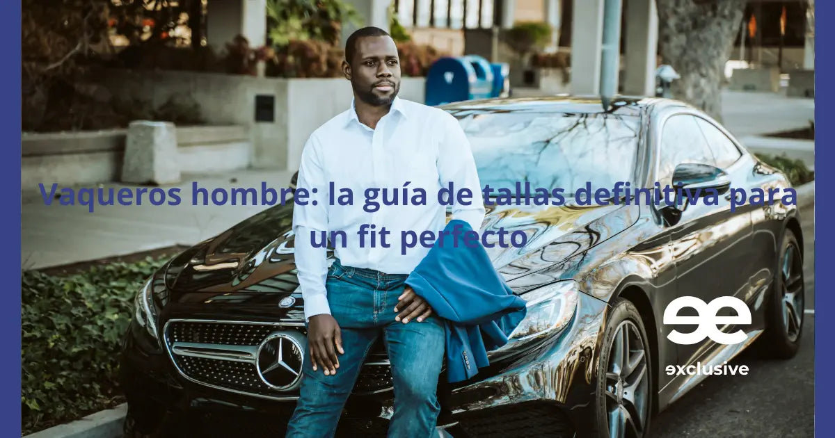 Hombre con camisa blanca y vaqueros azul oscuro en un entorno urbano, estilo elegante y moderno EE Exclusive.