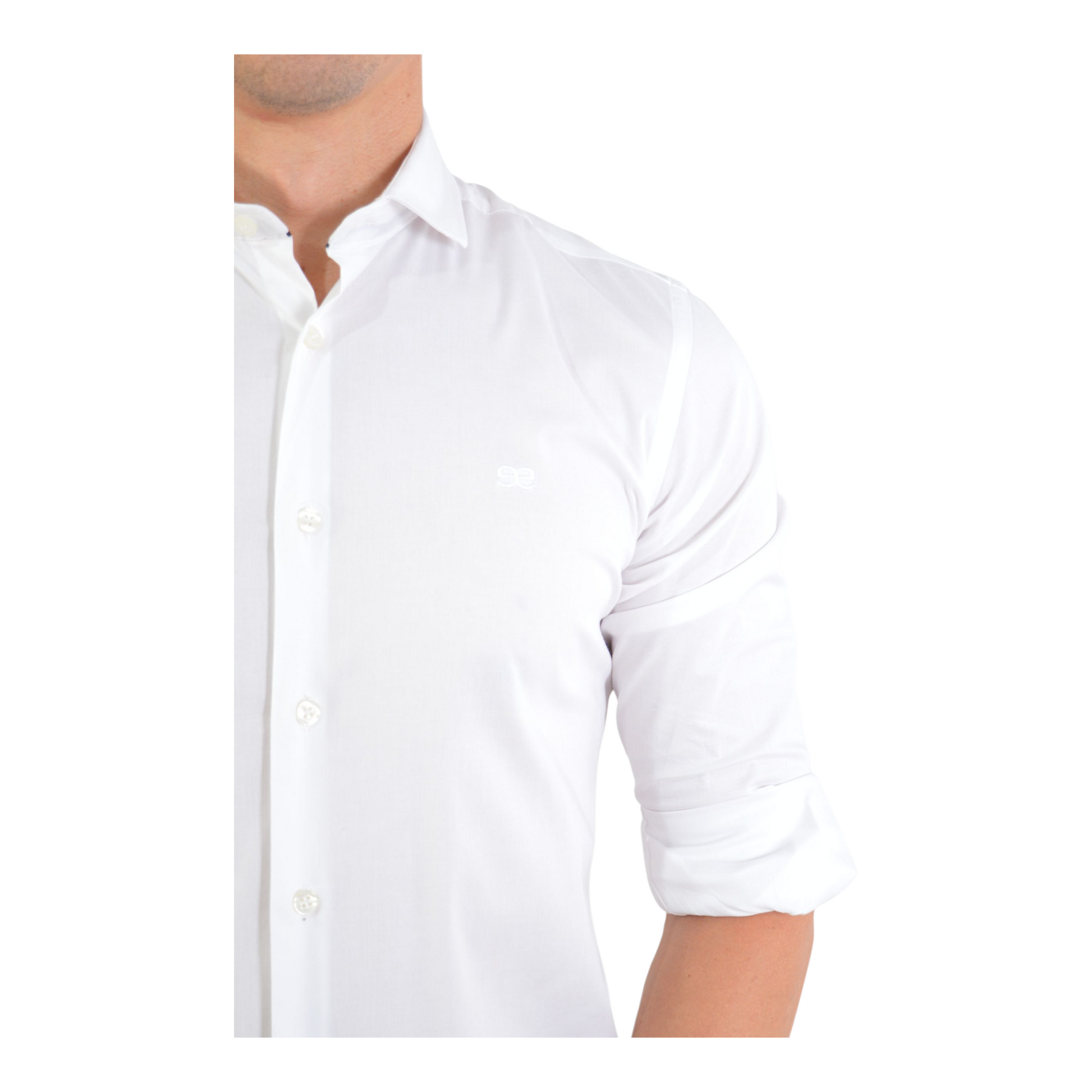 Detalle de botones y tejido de algodón en camisa blanca Magüerle para hombre EE Exclusive.