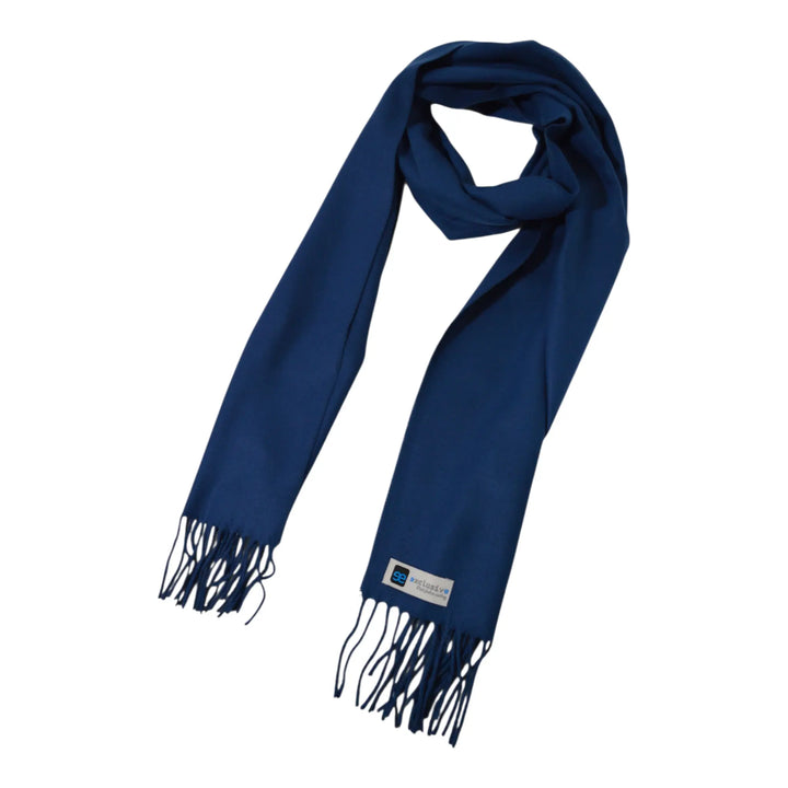 Bufanda azul marino Ron en look masculino elegante