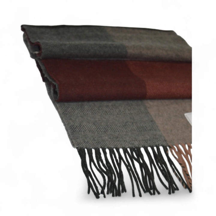 Detalle de flecos en bufanda granate y gris con cachemir