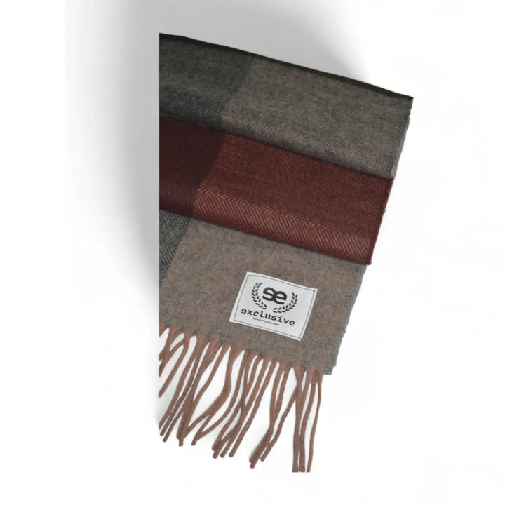 Detalle frontal de bufanda cruces granate y gris