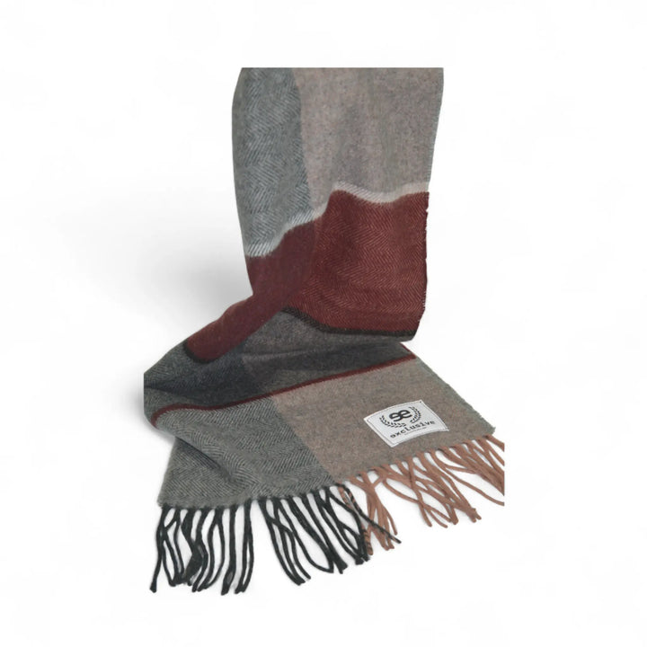 Vista lateral de bufanda de hombre granate y gris con diseño de cruces