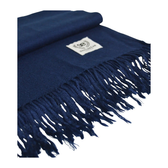 Detalle de flecos y tejido de la bufanda Hilversun azul marino