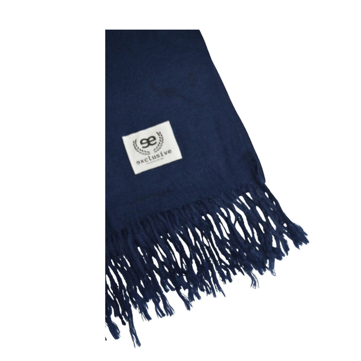 Detalle del logo EE Exclusive en bufanda Hilversun azul marino