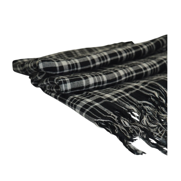 Detalle lateral de la bufanda Pazos negra de cuadros en algodón