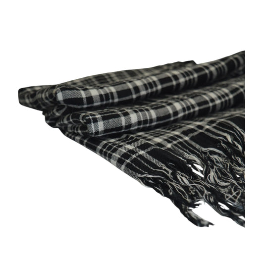 Detalle lateral de la bufanda Pazos negra de cuadros en algodón