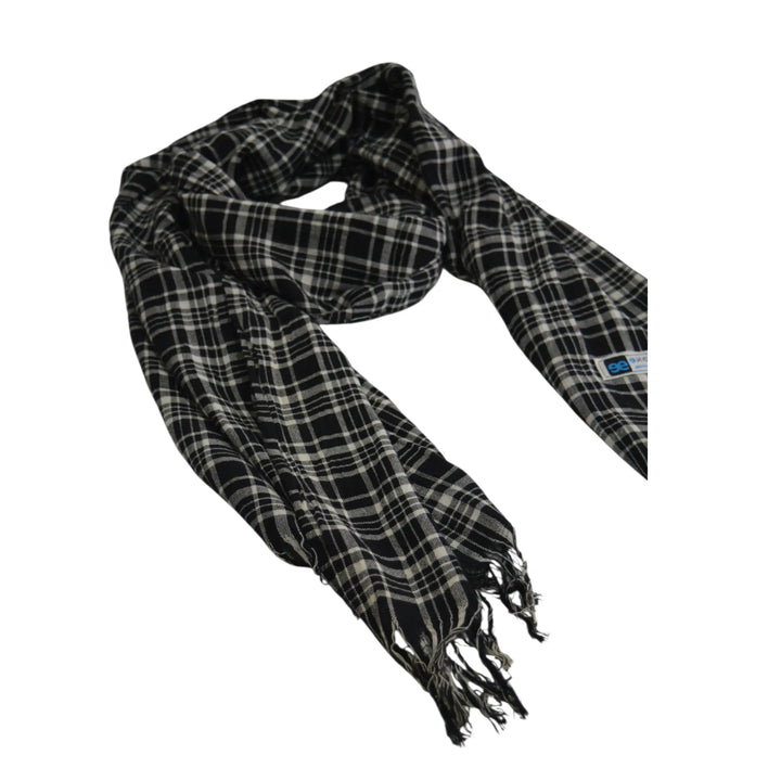 Bufanda Pazos negra de cuadros colocada con estilo elegante