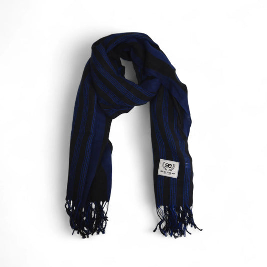 Bufanda Riotorto de rayas azul y negro colocada y anudada