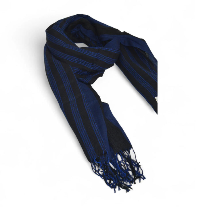 Vista lateral de la bufanda Riotorto azul y negra con flecos