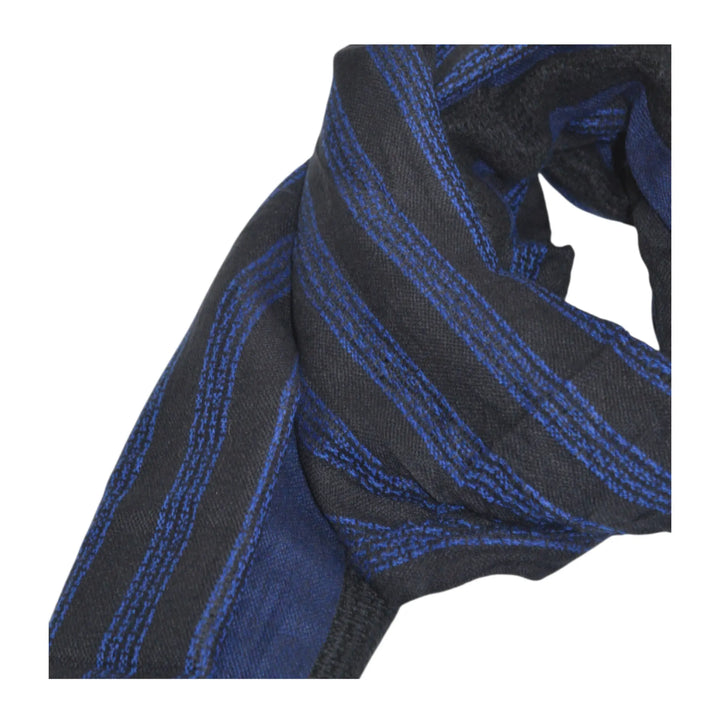 Textura del tejido de la bufanda Riotorto azul y negra