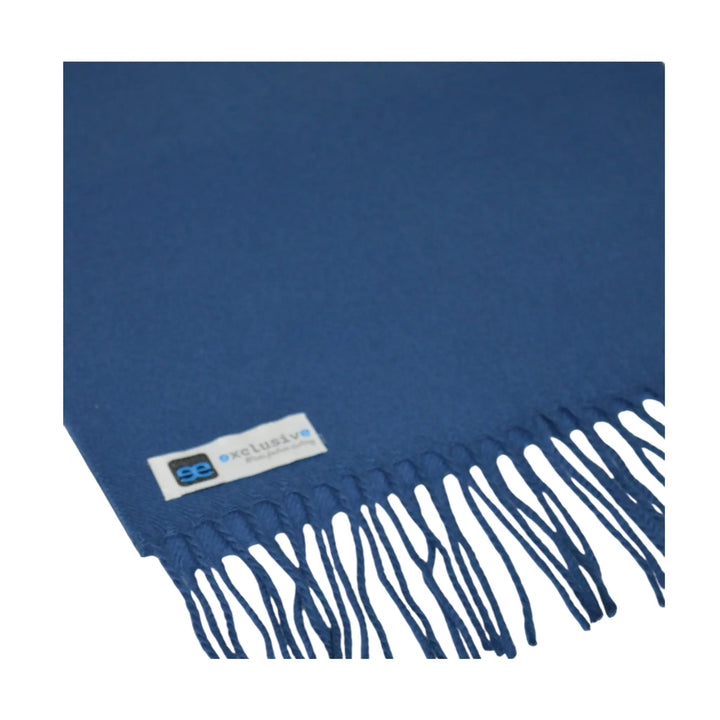 Bufanda azul marino Ron para hombre vista en diagonal con flecos