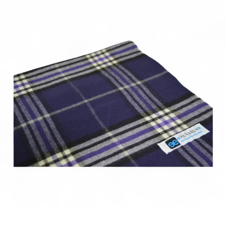 Detalle del patrón de cuadros morados de la bufanda Tallo