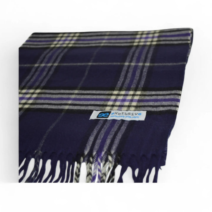 Detalle del tejido y etiqueta de la bufanda Tallo de cuadros morados