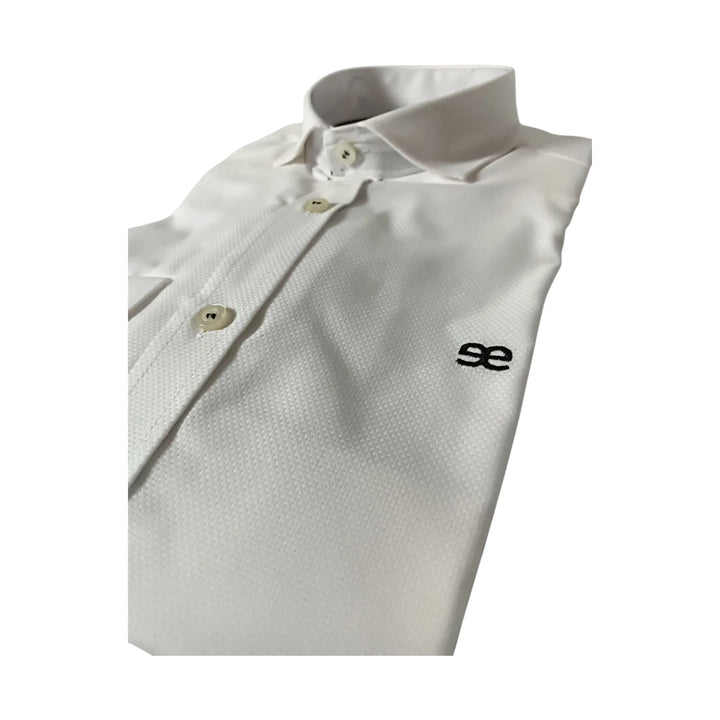 detalle de la tela y logo bordado en camisa Acirón blanca de algodón slim fit para hombre EE Exclusive