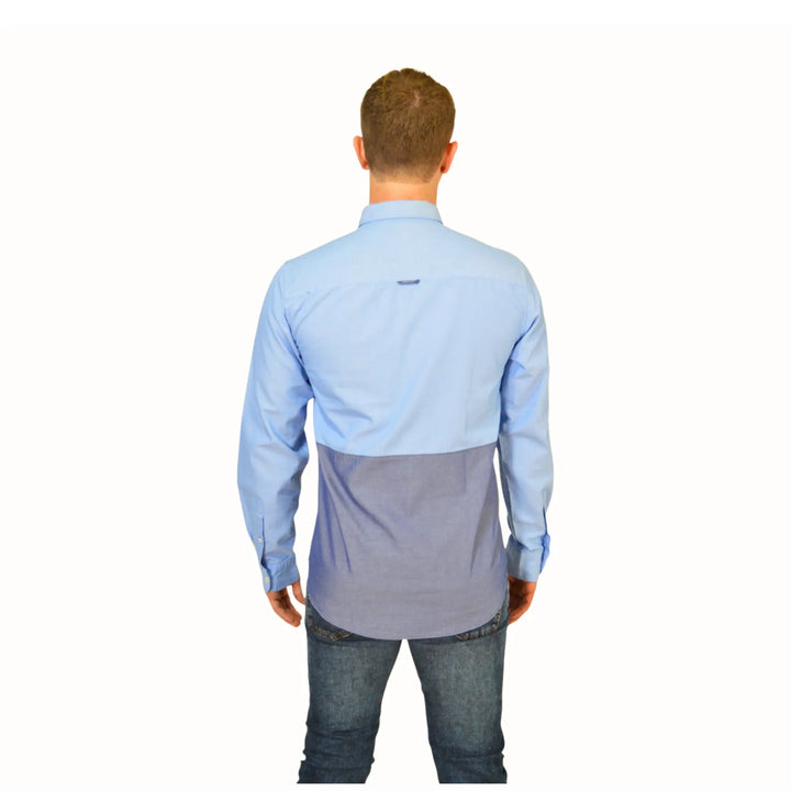 Vista trasera de camisa azul bicolor para hombre de EE Exclusive, fondo blanco y corte clásico.